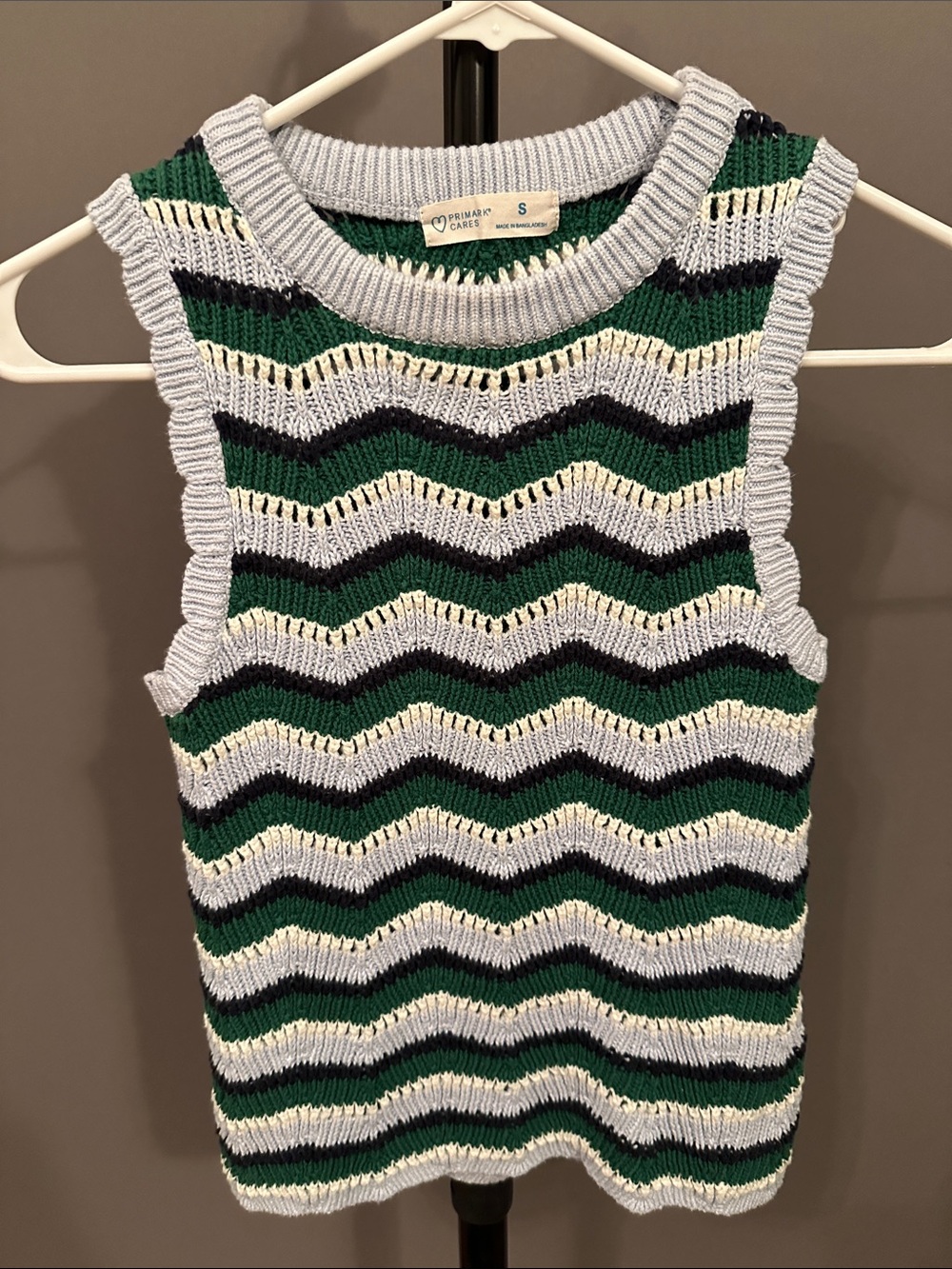 Primark Sleeveless V-Neck Chevron Knit Vest in Green, Black & White